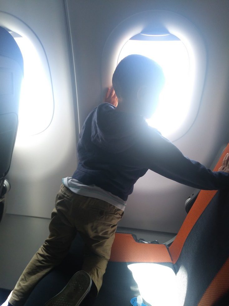 Comment prendre l'avion avec un bébé/enfant sereinement ?