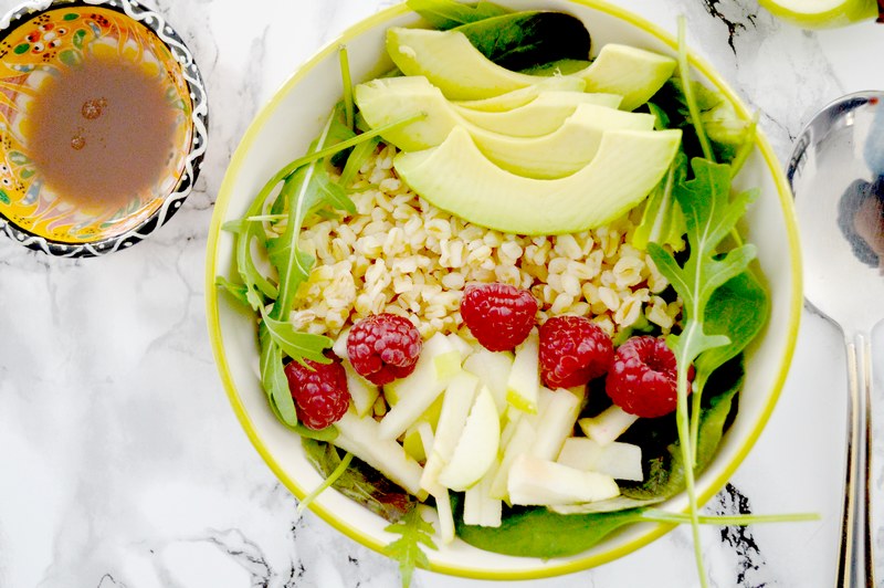 Salade d'automne au blé et à l'avocat